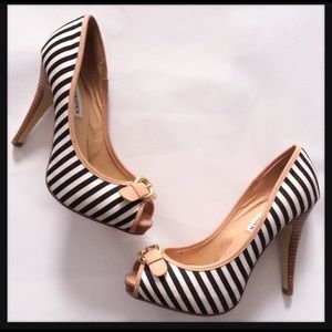 NEW Steve Madden LOCKD platform peep toe pump